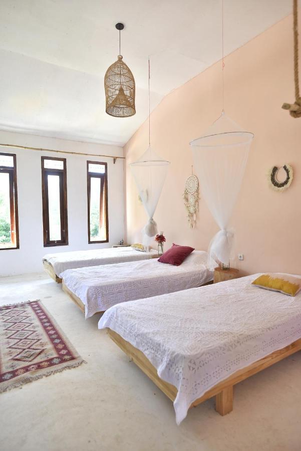 Lambo Homestay Waikabubak Esterno foto